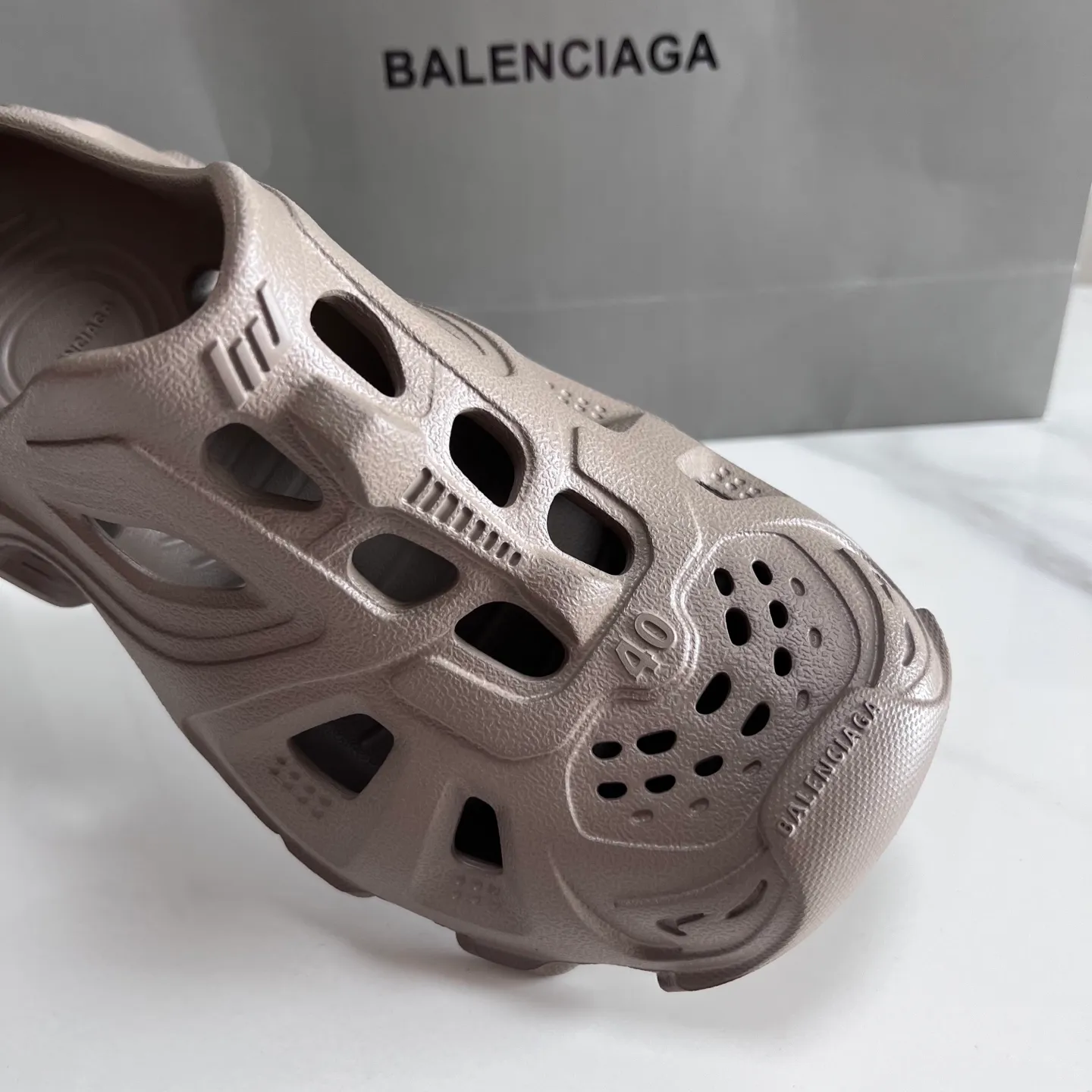 👟👟Ex-factory price 380👟👟 Balenciaga must-have beach shoes for summer: Men's and women's shoes are made of ultra-light 95% (injection molding) EVA plastic, 5% foam plastic foam cushioning material #Ultra-lightweight one-piece foam shoe mold ❗ New summer product, French high-end luxury brand - Balenciaga BALENCIAGA 3XL Rubber Low Top Sneakers 3XL version series summer beach wading versatile trendy lace-up casual sports hole sandals. Size: 35-46